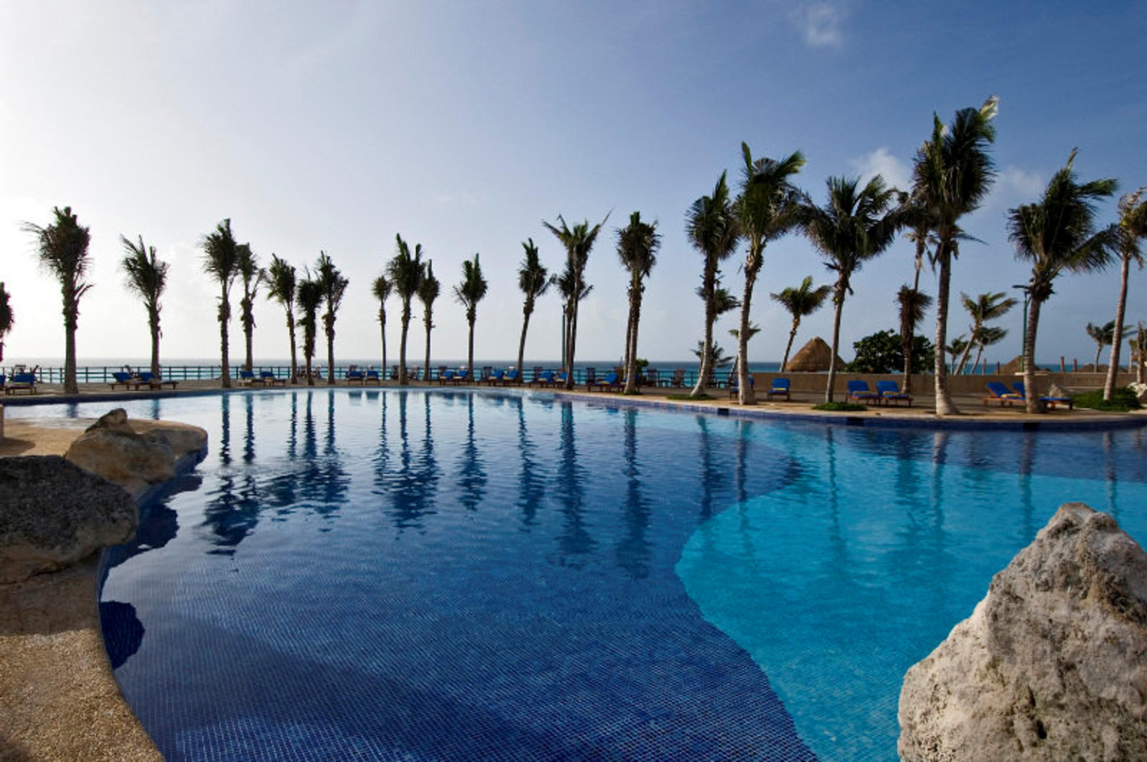 Grand Oasis Cancún Kültér fotó Infinity pool at the Iberostar Grand Hotel Bávaro
