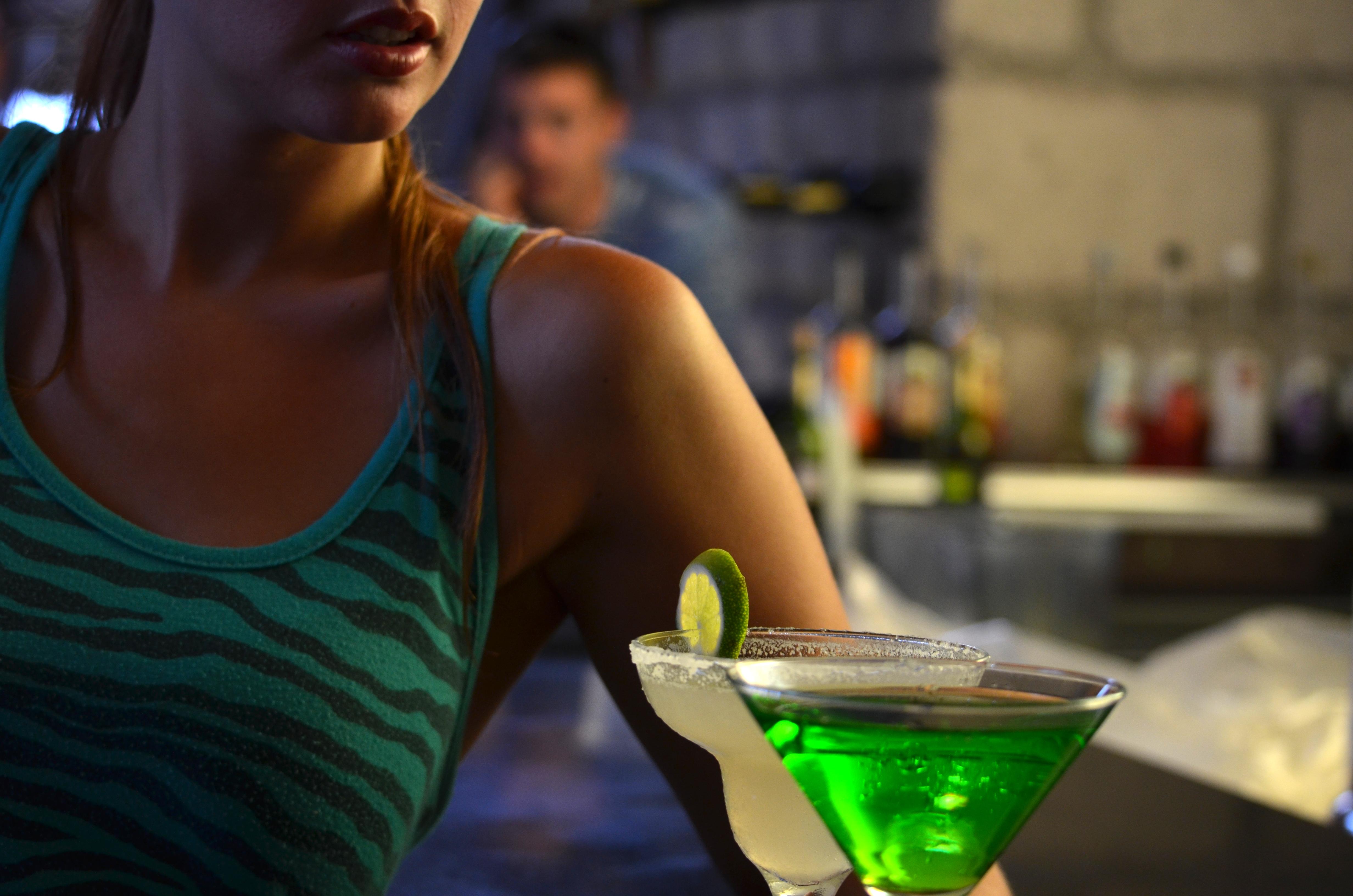 Grand Oasis Cancún Kültér fotó A woman holding a green cocktail